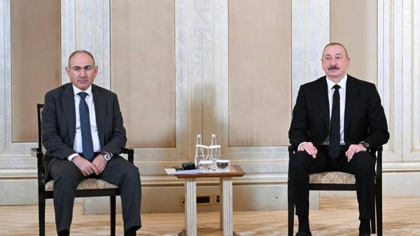 Azerbaijani President Ilham Aliyev (right) and Armenian Prime Minister Nikol Pashinyan. Azerbaijani President Ilham Aliyev (right) and Armenian Prime Minister Nikol Pashinyan. - Sputnik International