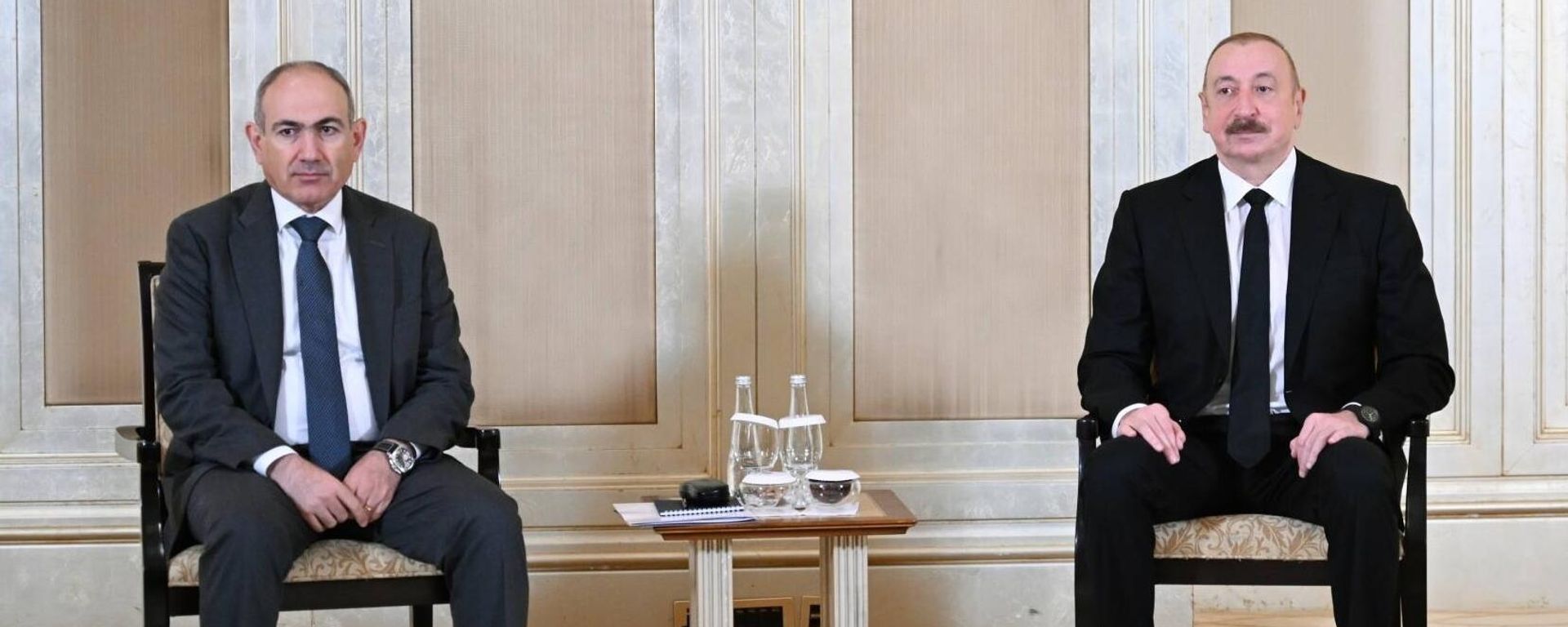 Azerbaijani President Ilham Aliyev (right) and Armenian Prime Minister Nikol Pashinyan. - Sputnik International, 1920, 08.08.2025