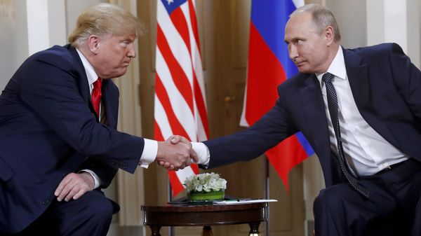 President Donald Trump, left, and Russian President Vladimir Putin shake hands at the beginning of a meeting at the Presidential Palace in Helsinki, Finland, July 16, 2018.  - Sputnik International