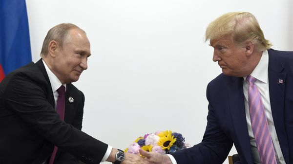  President Donald Trump, right, shakes hands with Russian President Vladimir Putin, left, during a bilateral meeting on the sidelines of the G-20 summit in Osaka, Japan, June 28, 2019.  - Sputnik International