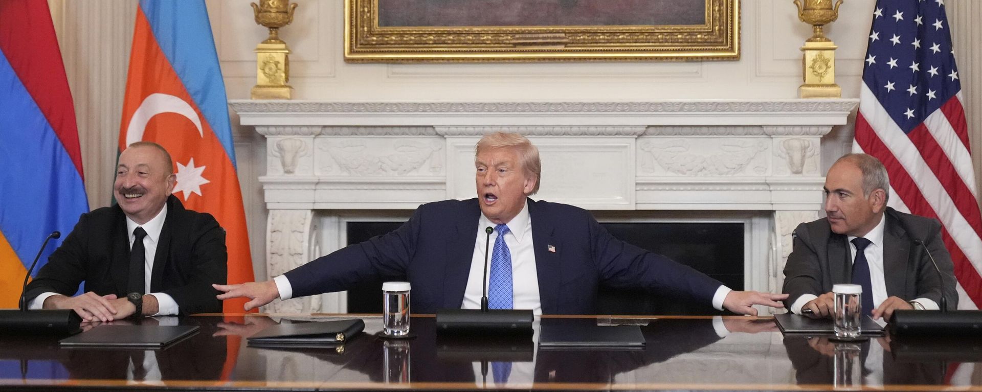 President Donald Trump, center, joined by Armenian Prime Minister Nikol Pashinyan, right, and Azerbaijan President Ilham Aliyev, speaks during a trilateral signing ceremony in the State Dining Room of the White House, Friday, Aug. 8, 2025, in Washington. (AP Photo/Mark Schiefelbein) - Sputnik International, 1920, 09.08.2025