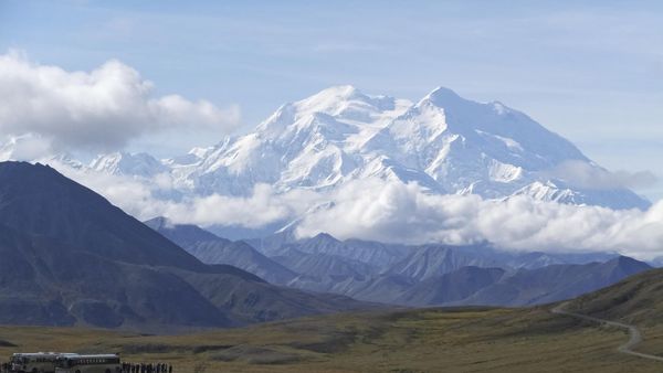 In this Aug. 26, 2016, file photo sightseeing buses and tourists are seen at a pullout popular for taking in views of North America's tallest peak, Denali, in Denali National Park and Preserve, Alaska.  - Sputnik International
