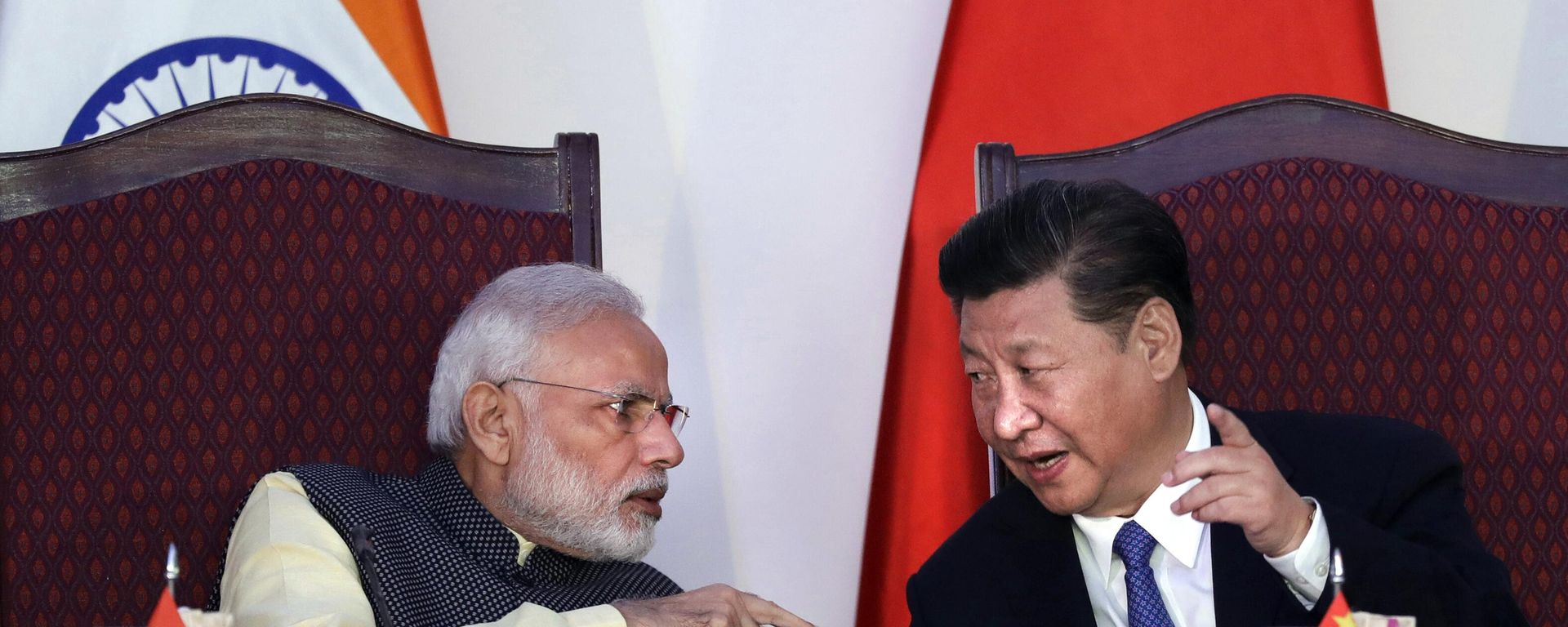 Indian Prime Minister Narendra Modi, left, talks with Chinese President Xi Jinping at a signing ceremony by foreign ministers during the BRICS summit in Goa, India, Oct. 16, 2016. - Sputnik International, 1920, 09.08.2025
