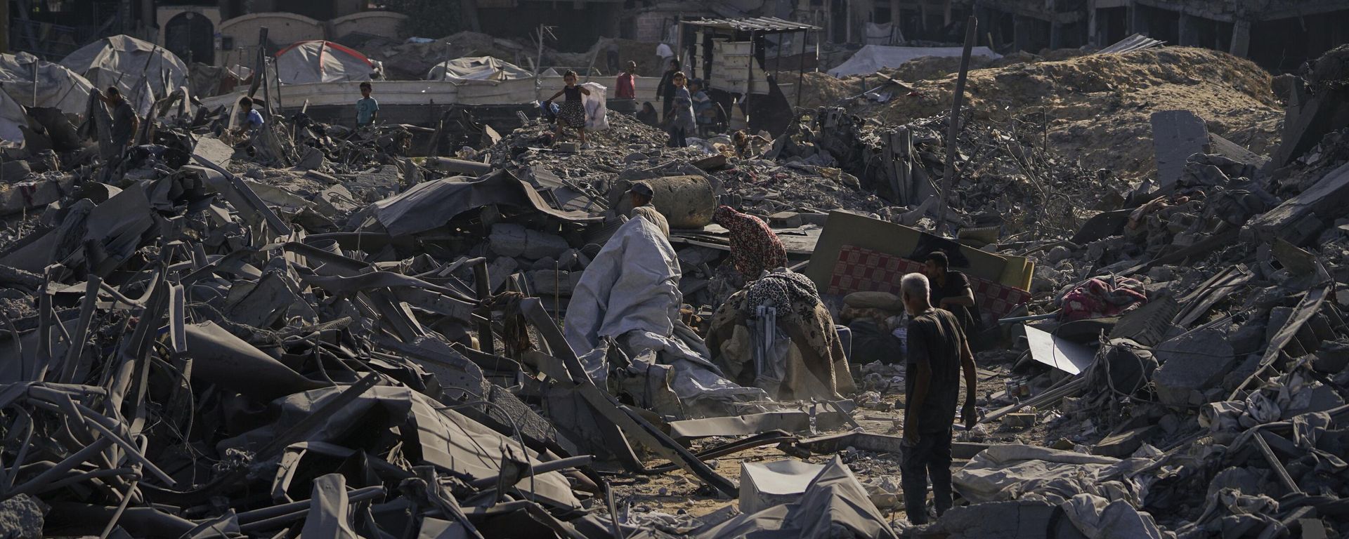 People inspect the damage at the Sheikh Radwan al-Taba UNRWA clinic following an Israeli army bombardment in Gaza City Wednesday, Aug. 6, 2025 - Sputnik International, 1920, 11.08.2025