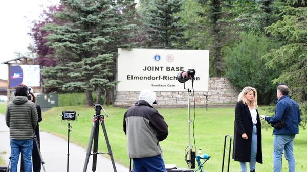 Journalists are seen near the Joint Base Elmendorf-Richardson which will host a meeting of Russian President Vladimir Putin and U.S. President Donald Trump in Anchorage, Alaska, the United States. - Sputnik International