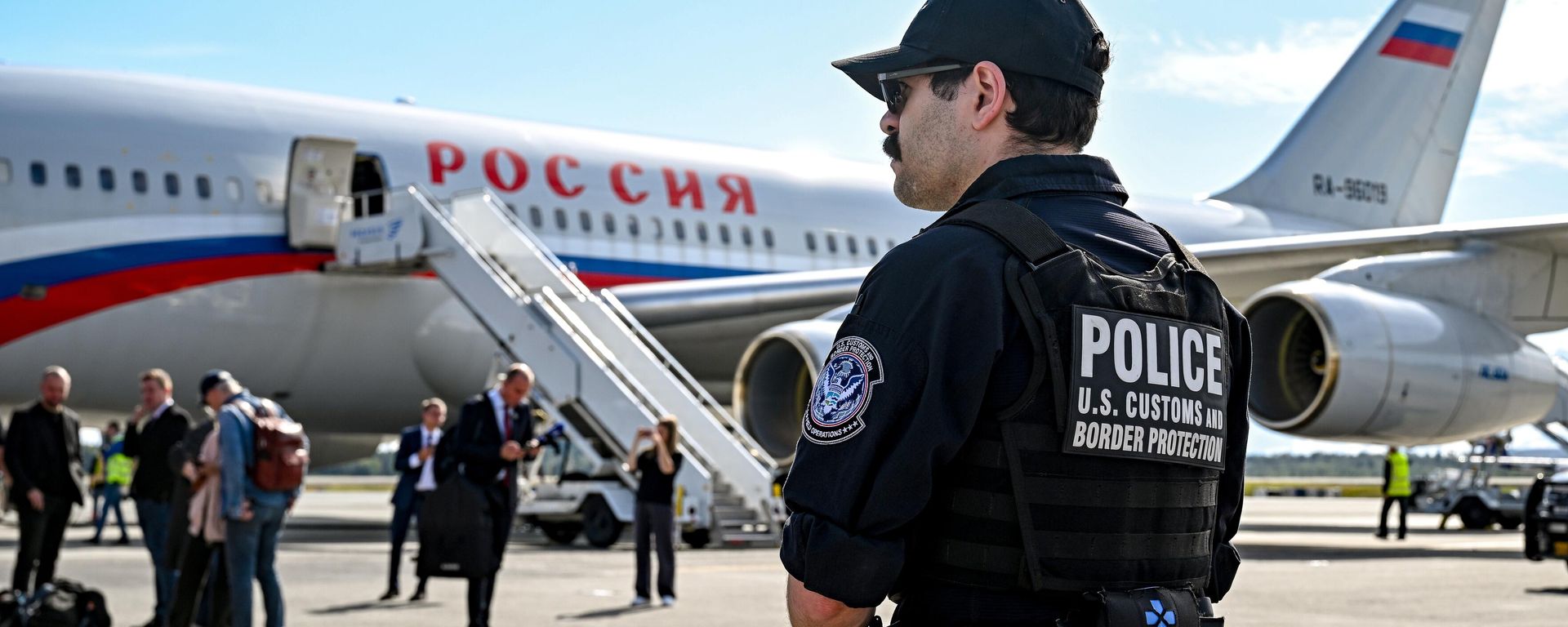 Alaska before the meeting of the presidents of the Russian Federation and the United States. A police officer in front of the Il-96-300 aircraft of the special flight detachment Russia, which took off from Moscow's Vnukovo airport, at Ted Stevens Anchorage International Airport. Alaska before the meeting of the presidents of the Russian Federation and the United States. A police officer in front of the Il-96-300 aircraft of the special flight detachment Russia, which took off from Moscow's Vnukovo airport, at Ted Stevens Anchorage International Airport. - Sputnik International, 1920, 15.08.2025