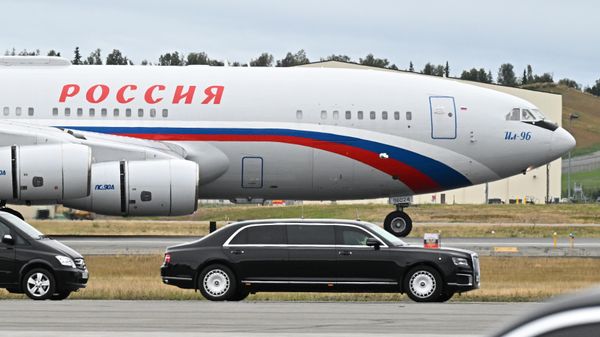 Russian President Vladimir Putin's plane at Elmendorf-Richardson Air Force Base in Alaska. - Sputnik International