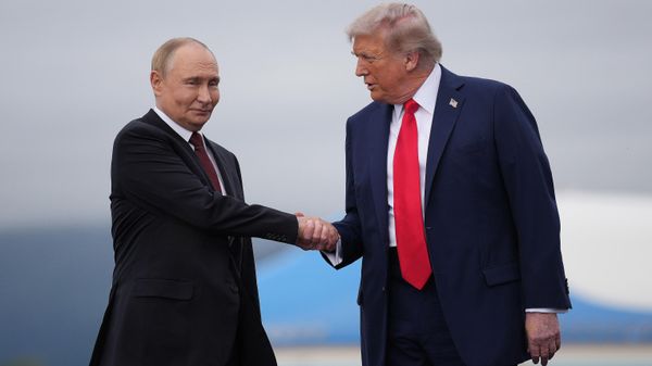 Президент Дональд Трамп приветствует президента России Владимира Путина, Аляска - Sputnik International