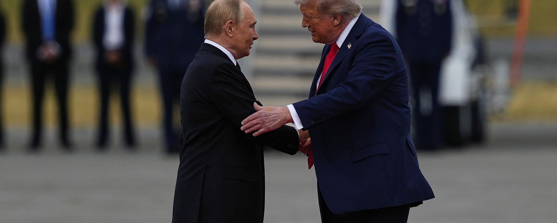 Президент Дональд Трамп приветствует президента России Владимира Путина, Аляска - Sputnik International, 1920, 06.07.2026