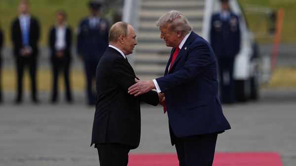 Президент Дональд Трамп приветствует президента России Владимира Путина, Аляска - Sputnik International