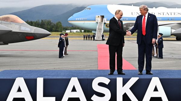 Президент Дональд Трамп приветствует президента России Владимира Путина, Аляска Президент Дональд Трамп приветствует президента России Владимира Путина, Аляска - Sputnik International