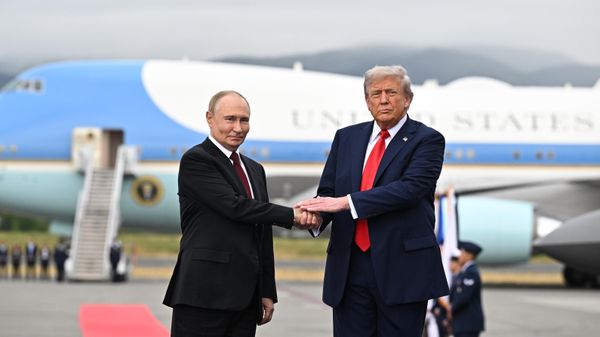 Президент Дональд Трамп приветствует президента России Владимира Путина, Аляска - Sputnik International