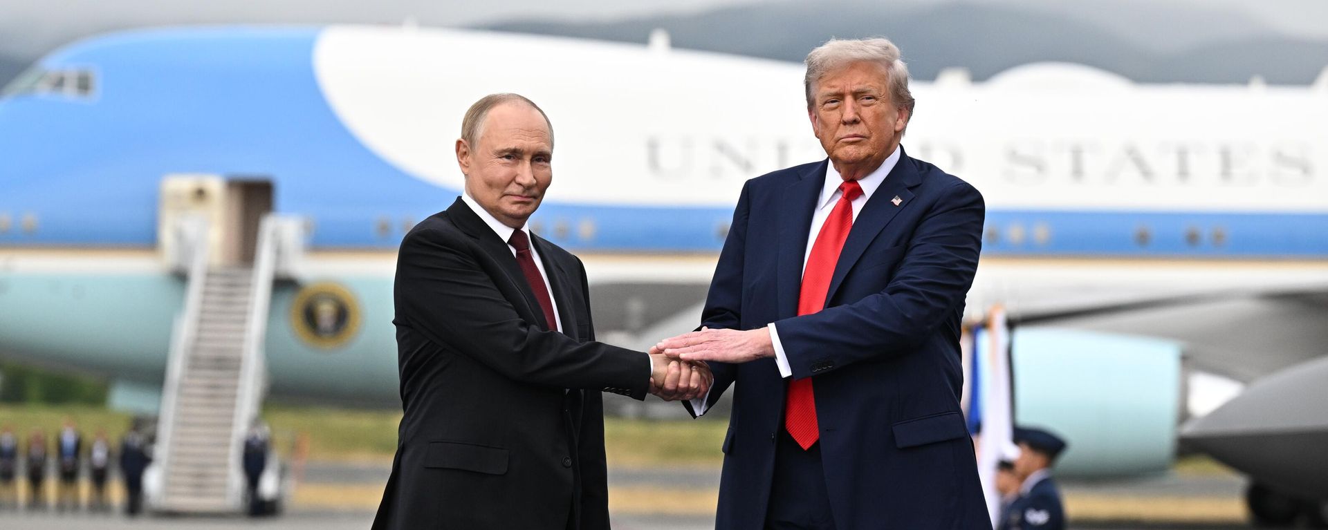 Президент Дональд Трамп приветствует президента России Владимира Путина, Аляска Президент Дональд Трамп приветствует президента России Владимира Путина, Аляска - Sputnik International, 1920, 16.08.2025