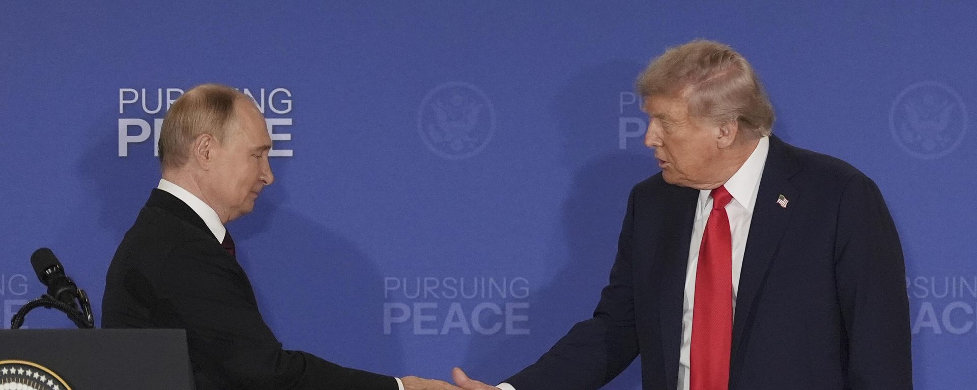 President Donald Trump, right, shakes the hand of Russia's President Vladimir Putin during a joint press conference at Joint Base Elmendorf-Richardson, Alaska, Friday, Aug. 15, 2025. President Donald Trump, right, shakes the hand of Russia's President Vladimir Putin during a joint press conference at Joint Base Elmendorf-Richardson, Alaska, Friday, Aug. 15, 2025. - Sputnik International, 1920, 16.08.2025