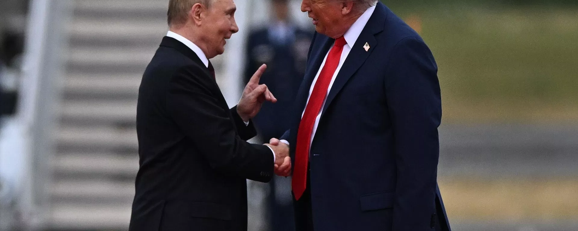 US President Donald Trump greets Russian President Vladimir Putin on the tarmac after they arrived to attend a meeting at Joint Base Elmendorf-Richardson in Anchorage, Alaska, the United States. August 15, 2025. US President Donald Trump greets Russian President Vladimir Putin on the tarmac after they arrived to attend a meeting at Joint Base Elmendorf-Richardson in Anchorage, Alaska, the United States. August 15, 2025. - Sputnik International, 1920, 15.10.2026