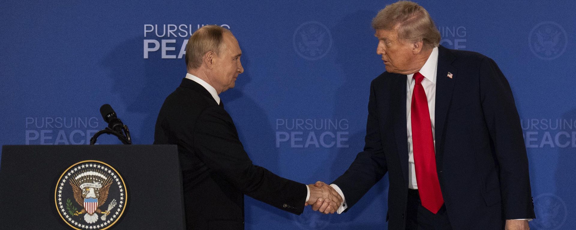 President Donald Trump, right, and Russia's President Vladimir Putin shake hands during a joint press conference at Joint Base Elmendorf-Richardson, Alaska, Friday, Aug. 15, 2025.  - Sputnik International, 1920, 01.10.2026