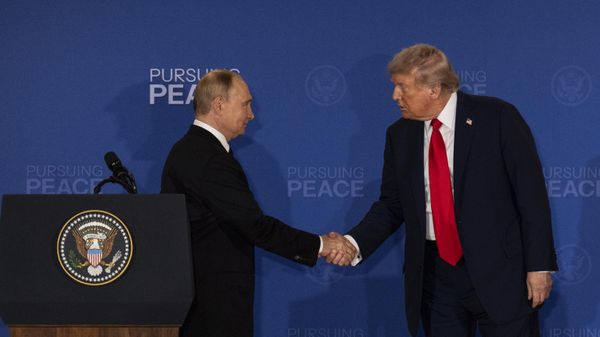 President Donald Trump, right, and Russia's President Vladimir Putin shake hands during a joint press conference at Joint Base Elmendorf-Richardson, Alaska, Friday, Aug. 15, 2025.  - Sputnik International