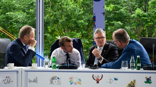 From left, Poland's Prime Minister Donald Tusk, France's President Emmanuel Macron, Britain's Prime Minister Keir Starmer and Germany's Chancellor Friedrich Merz speak during the Ukraine security meeting at the 6th European Political Community summit Friday May 16, 2025 in Tirana, Albania. (Leon Neal/Pool via AP) - Sputnik International