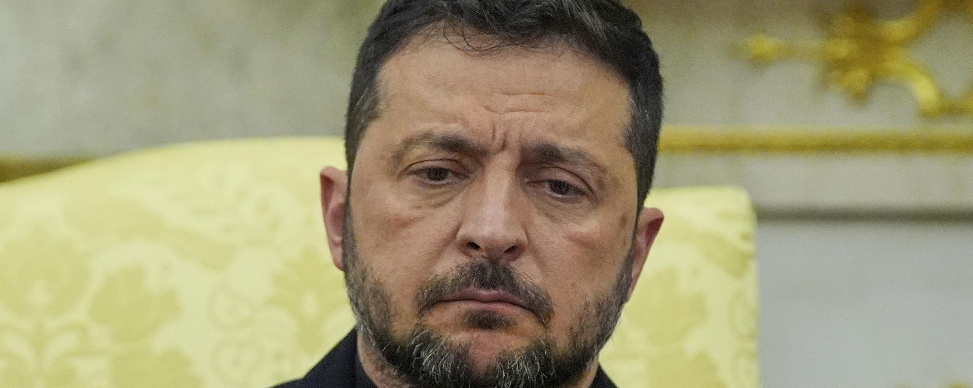 Volodymyr Zelensky listens during a meeting with President Donald Trump in the Oval Office at the White House, Monday, Aug. 18, 2025, in Washington - Sputnik International, 1920, 09.12.2025