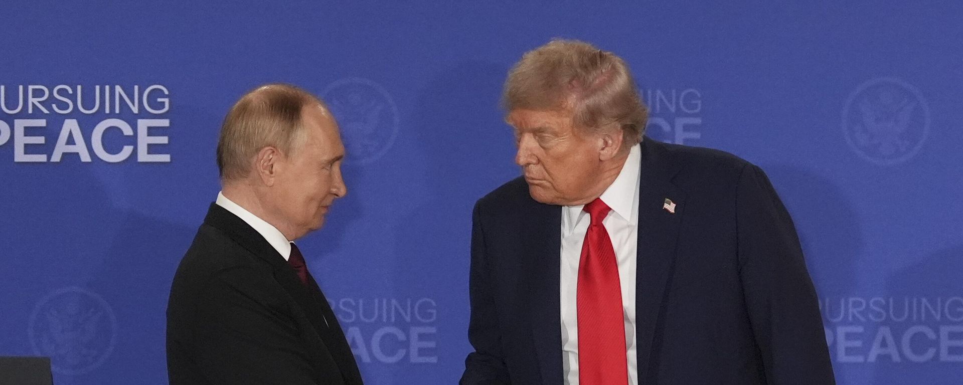 US President Donald Trump, right, shakes the hand of Russia's President Vladimir Putin during a joint press conference at Joint Base Elmendorf-Richardson, Alaska, Friday, Aug. 15, 2025. US President Donald Trump, right, shakes the hand of Russia's President Vladimir Putin during a joint press conference at Joint Base Elmendorf-Richardson, Alaska, Friday, Aug. 15, 2025. - Sputnik International, 1920, 17.10.2025