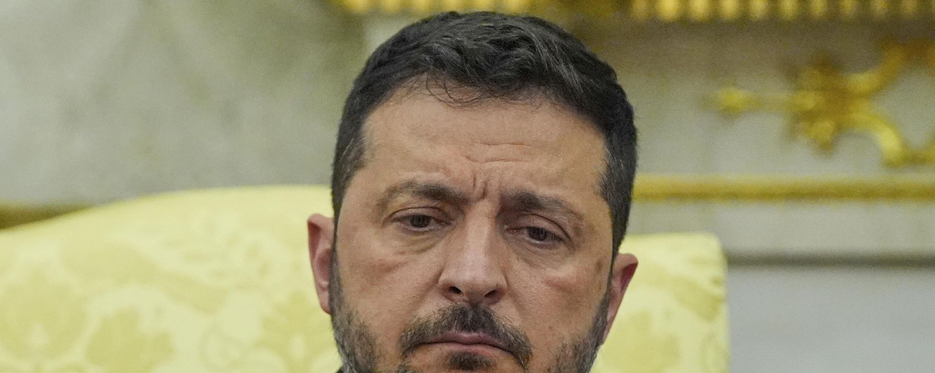 Volodymyr Zelensky listens during a meeting with US President Donald Trump in the Oval Office at the White House, Monday, Aug. 18, 2025, in Washington. Volodymyr Zelensky listens during a meeting with US President Donald Trump in the Oval Office at the White House, Monday, Aug. 18, 2025, in Washington. - Sputnik International, 1920, 16.12.2025