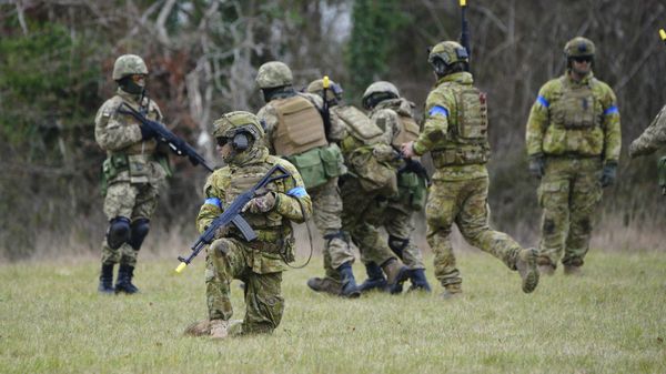 Member of the Australian Armed Forces and Ukrainian soldiers, train together in Wiltshire, Britain. - Sputnik International
