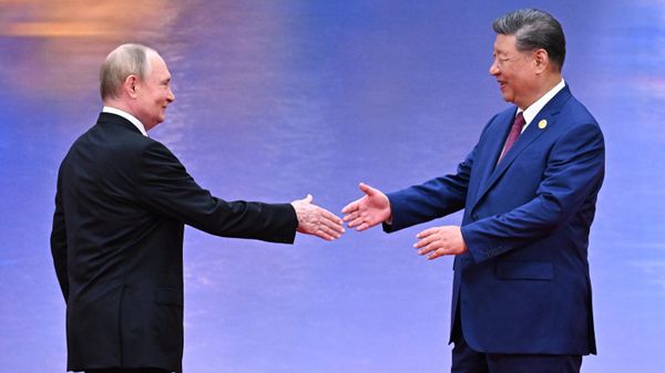 Russian President Vladimir Putin and President of the People's Republic of China Xi Jinping at the welcoming ceremony of the heads of the Shanghai Cooperation Organization (SCO) member states in Tianjin. - Sputnik International