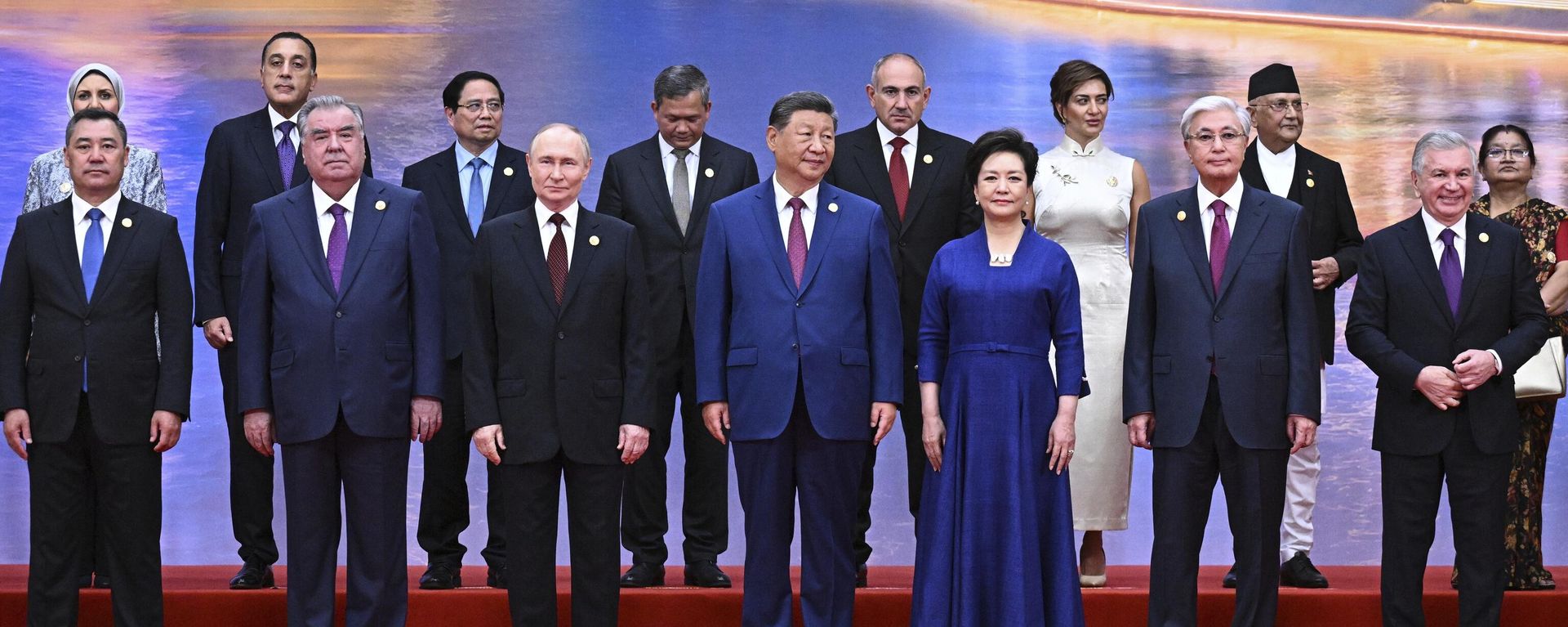 Russian President Vladimir Putin, center left, Chinese President Xi Jinping, center, and his wife Peng Liyuan, center right, pose for a photo with other leaders during a ceremony to welcome heads of state at the Shanghai Cooperation Organization (SCO) summit in Tianjin, China, on Sunday, Aug. 31, 2025 - Sputnik International, 1920, 02.09.2025