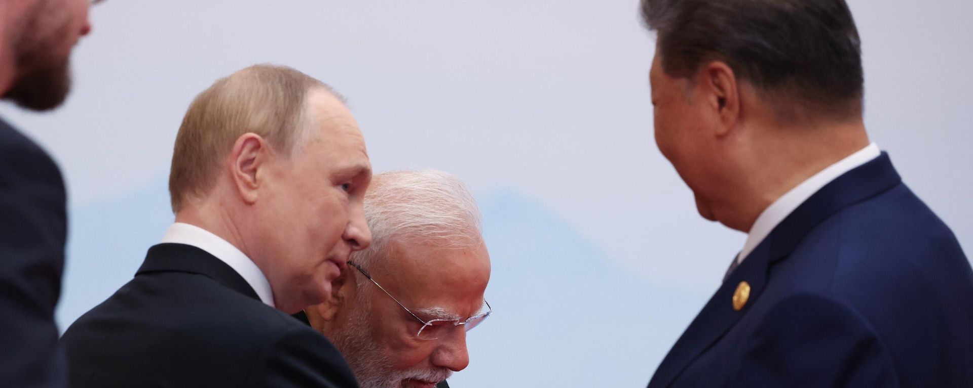 September 1, 2025. Russian President Vladimir Putin, Indian Prime Minister Narendra Modi and President of the People's Republic of China Xi Jinping (from left to right) at the ceremony of the official meeting between President of the People's Republic of China Xi Jinping and the heads of delegations participating in the meeting of the Council of Heads of State of the Shanghai Cooperation Organization (SCO) in Tianjin. September 1, 2025. Russian President Vladimir Putin, Indian Prime Minister Narendra Modi and President of the People's Republic of China Xi Jinping (from left to right) at the ceremony of the official meeting between President of the People's Republic of China Xi Jinping and the heads of delegations participating in the meeting of the Council of Heads of State of the Shanghai Cooperation Organization (SCO) in Tianjin. - Sputnik International, 1920, 02.09.2025