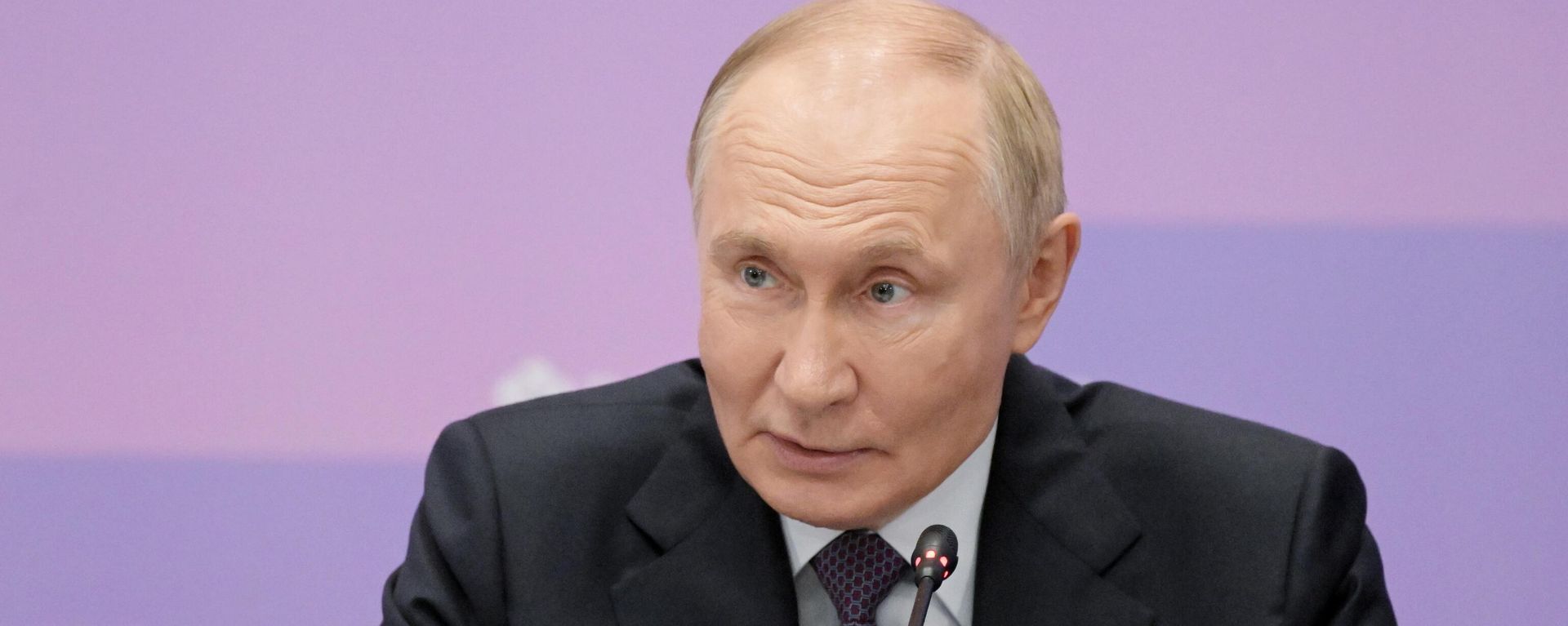 Russian President Vladimir Putin is holding a meeting in Vladivostok on issues of developing the fuel and energy complex of the Far Eastern Federal District. Russian President Vladimir Putin is holding a meeting in Vladivostok on issues of developing the fuel and energy complex of the Far Eastern Federal District. - Sputnik International, 1920, 04.09.2025