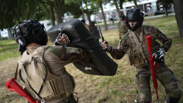 FILE - Soldiers demonstrate operational technics for close combat in a training class at a military camp set up for the Paris Olympic games, July 19, 2024, Vincennes, just outside Paris, France. - Sputnik International