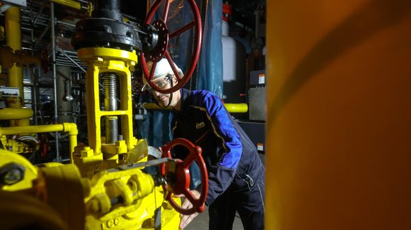 A technician inspects the shut-off and regulating valve in the compressor hall of the heat pump at the Amur Gas Processing Plant, which processes gas supplied via the Power of Siberia pipeline, with a projected capacity of 42 billion cubic meters of gas per year. - Sputnik International