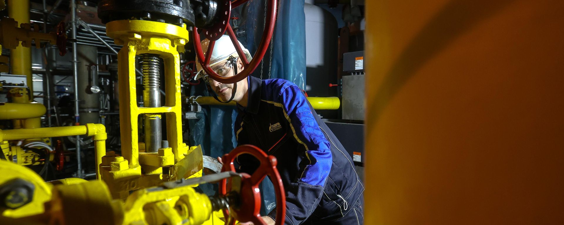 A technician inspects the shut-off and regulating valve in the compressor hall of the heat pump at the Amur Gas Processing Plant, which processes gas supplied via the Power of Siberia pipeline, with a projected capacity of 42 billion cubic meters of gas per year. A technician inspects the shut-off and regulating valve in the compressor hall of the heat pump at the Amur Gas Processing Plant, which processes gas supplied via the Power of Siberia pipeline, with a projected capacity of 42 billion cubic meters of gas per year. - Sputnik International, 1920, 05.09.2025