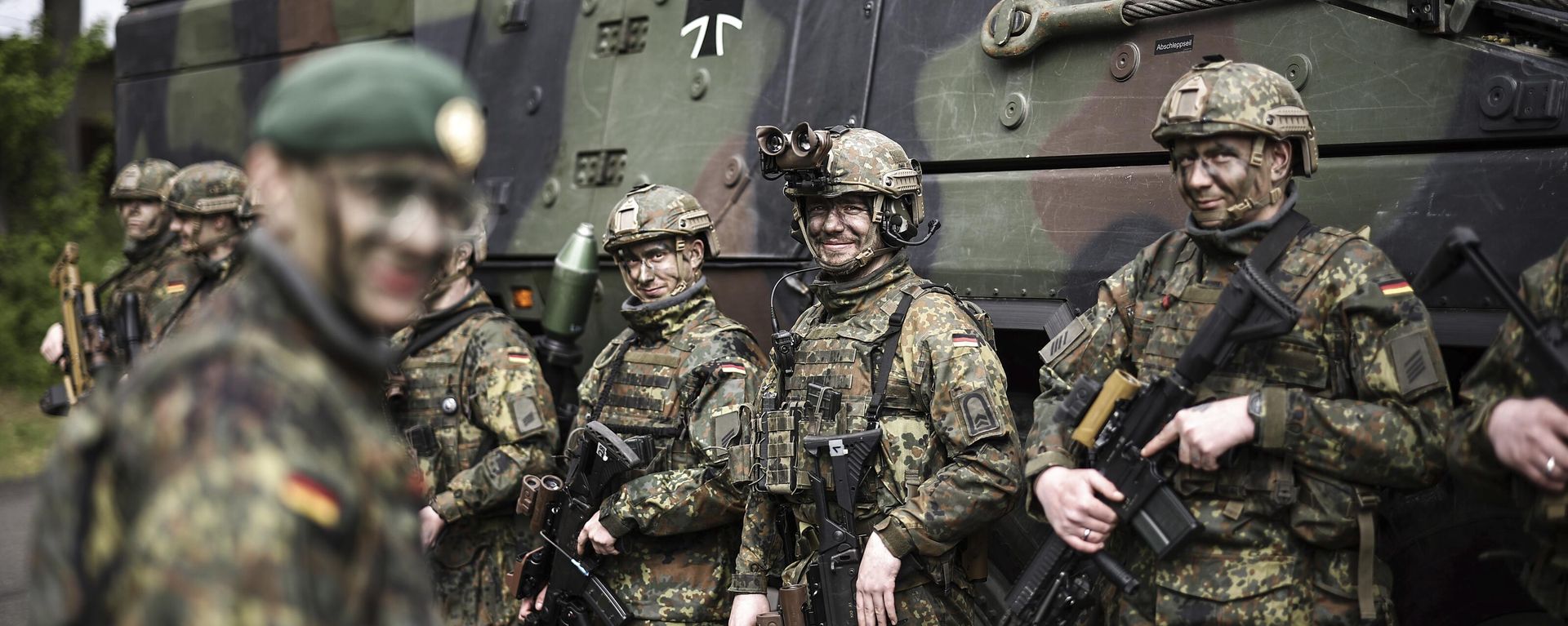 Soldiers of the German forces, Bundeswehr, stand in front of a Boxer military vehicle, a new type of armoured personnel carrier, at the Julius Leber Barracks in Berlin, Germany, Wednesday, April 24, 2024. Soldiers of the German forces, Bundeswehr, stand in front of a Boxer military vehicle, a new type of armoured personnel carrier, at the Julius Leber Barracks in Berlin, Germany, Wednesday, April 24, 2024. - Sputnik International, 1920, 24.09.2025