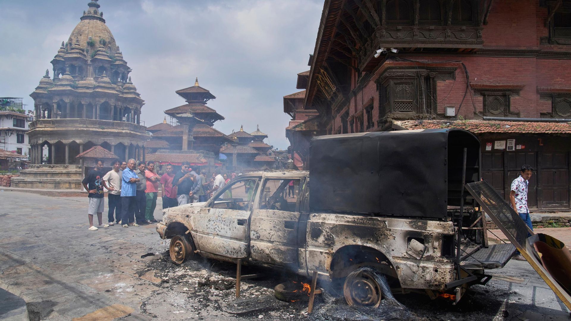 People look at a burnt police vehicle during protests against social media ban and corruption in Kathmandu, Nepal, Tuesday, Sept. 9, 2025.  - Sputnik International, 1920, 10.09.2025