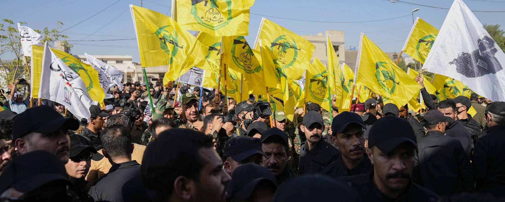 Members from the Popular Mobilization Forces attend the funeral of fighters from Kataib Hezbollah - Sputnik International, 1920, 13.04.2026