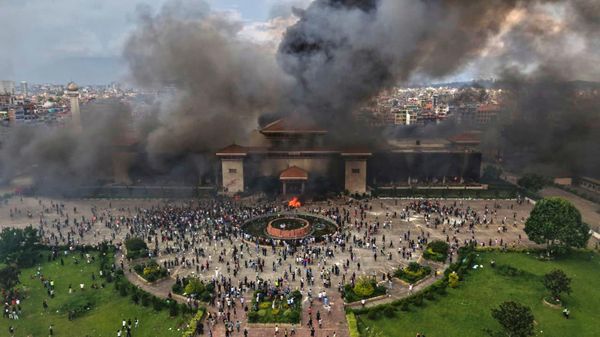 Protesters celebrate at the Singha Durbar, the seat of Nepal's government's various ministries and offices after it was set on fire during a protest against social media ban and corruption in Kathmandu, Nepal, Tuesday, Sept. 9, 2025. (AP Photo/Prakash Timalsina) - Sputnik International