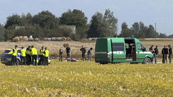 Police and Military Police secure parts of a damaged UAV shot down by Polish authorities lie at a site in Wohyn, Poland, Wednesday, Sept. 10, 2025. (AP Photo/Rafal Niedzielski) - Sputnik International