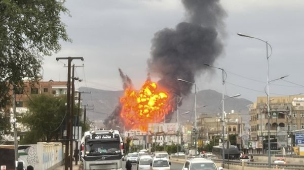 Flames and smoke rise following Israeli airstrikes in Sanaa, Yemen, Wednesday, Sept. 10, 2025.  - Sputnik International
