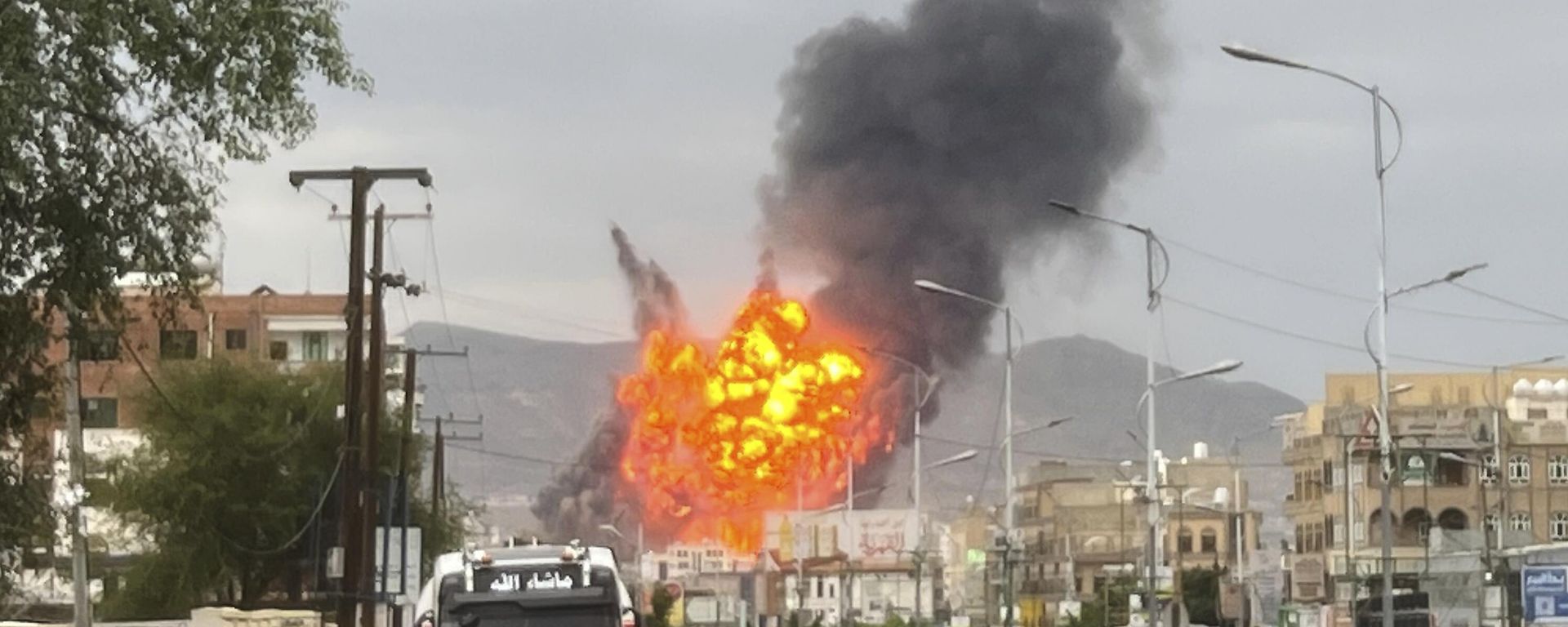 Flames and smoke rise following Israeli airstrikes in Sanaa, Yemen, Wednesday, Sept. 10, 2025.  - Sputnik International, 1920, 10.09.2025