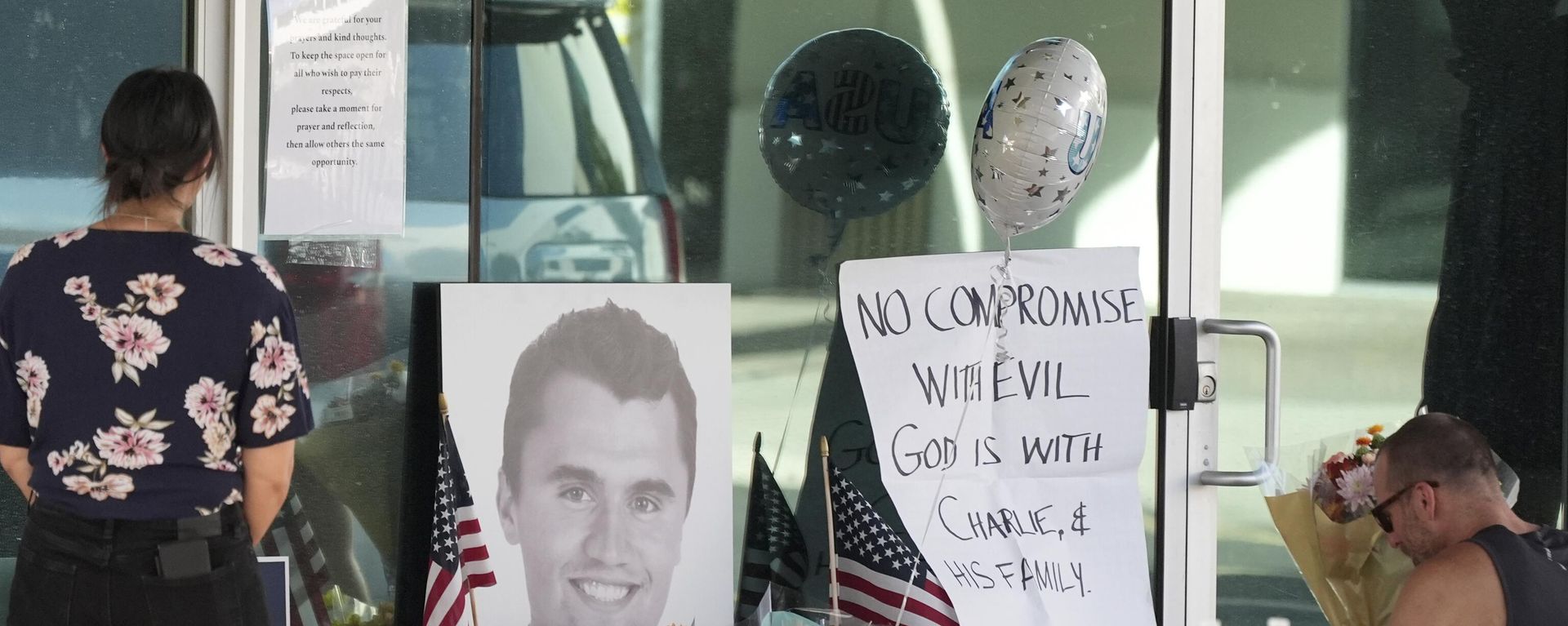 Well-wishers pay their respects at a makeshift memorial at the national headquarters of Turning Point USA shown after the shooting death of Charlie Kirk, the co-founder and CEO of the organization, during a Utah college event Wednesday, Sept. 10, 2025, in Phoenix. (AP Photo/Ross D. Franklin) Well-wishers pay their respects at a makeshift memorial at the national headquarters of Turning Point USA shown after the shooting death of Charlie Kirk, the co-founder and CEO of the organization, during a Utah college event Wednesday, Sept. 10, 2025, in Phoenix. (AP Photo/Ross D. Franklin) - Sputnik International, 1920, 11.09.2025