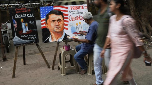 A teacher from Gurukul school of Art completes artwork to pay tribute to Charlie Kirk who was shot and killed, in Mumbai, India, Thursday, Sept. 11, 2025.  - Sputnik International