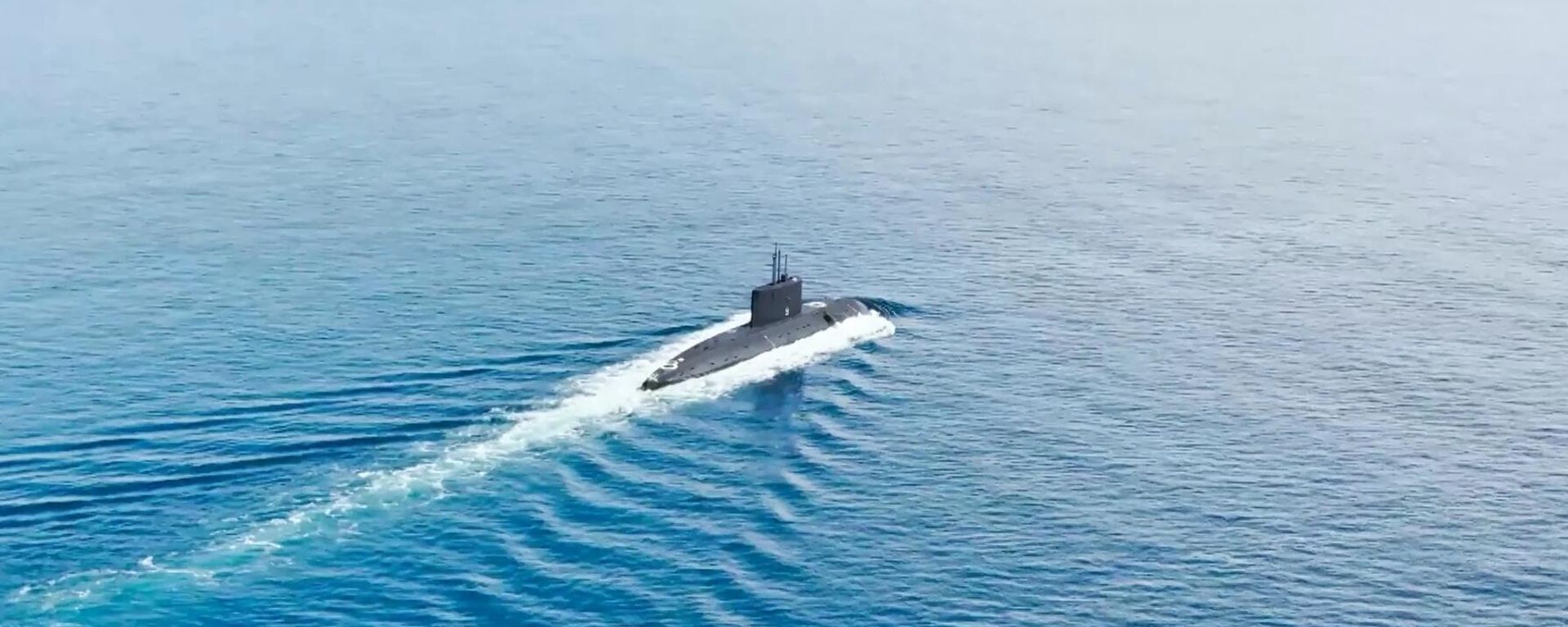 A diesel-electric submarine sails during the drills - Sputnik International, 1920, 28.04.2026