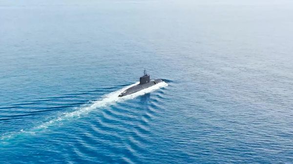 A diesel-electric submarine sails during the drills - Sputnik International