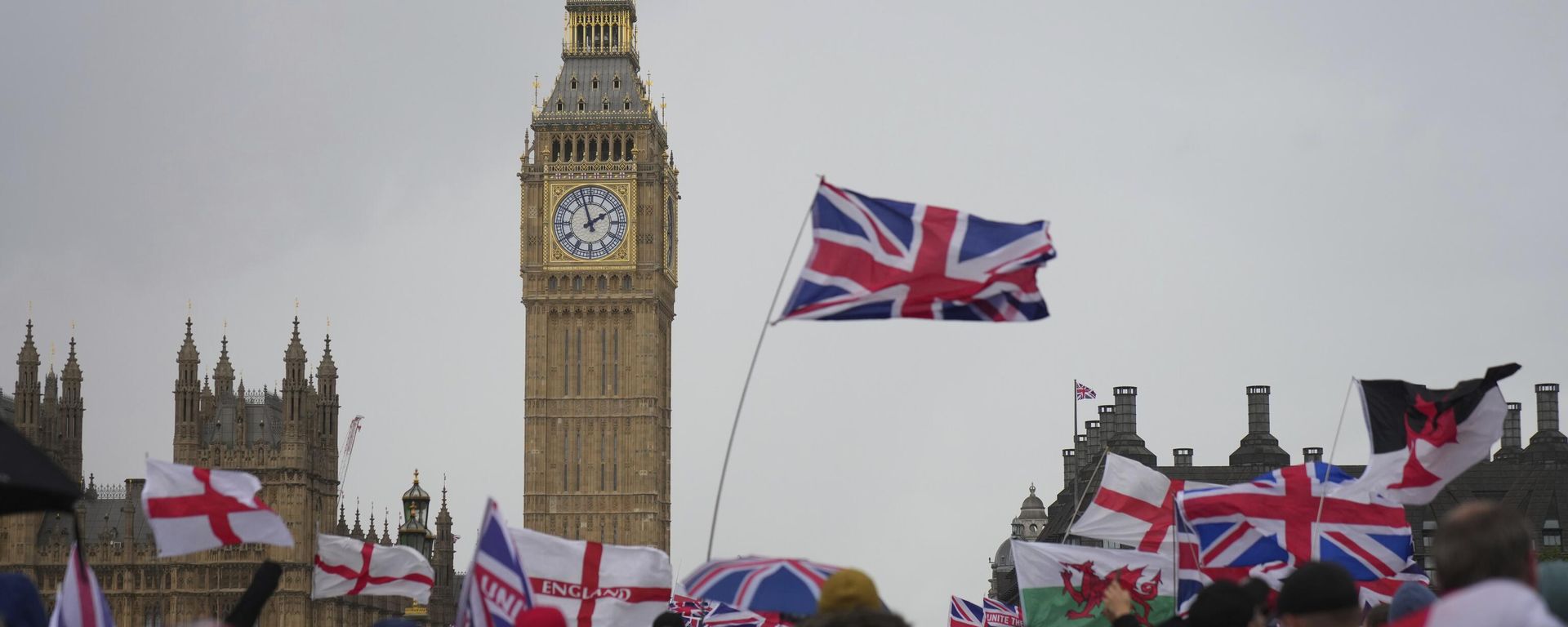 Demonstrators take part in the Tommy Robinson-led Unite the Kingdom march and rally near Westminster, London Demonstrators take part in the Tommy Robinson-led Unite the Kingdom march and rally near Westminster, London - Sputnik International, 1920, 13.09.2025
