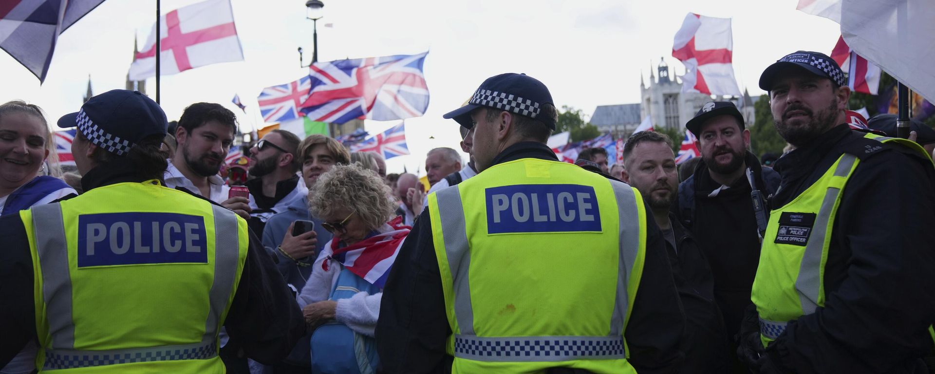 Police officers form a line in front of demonstrators from the Tommy Robinson-led Unite the Kingdom march and rally near Westminster, London, Saturday Sept. 13, 2025. Police officers form a line in front of demonstrators from the Tommy Robinson-led Unite the Kingdom march and rally near Westminster, London, Saturday Sept. 13, 2025. - Sputnik International, 1920, 14.09.2025