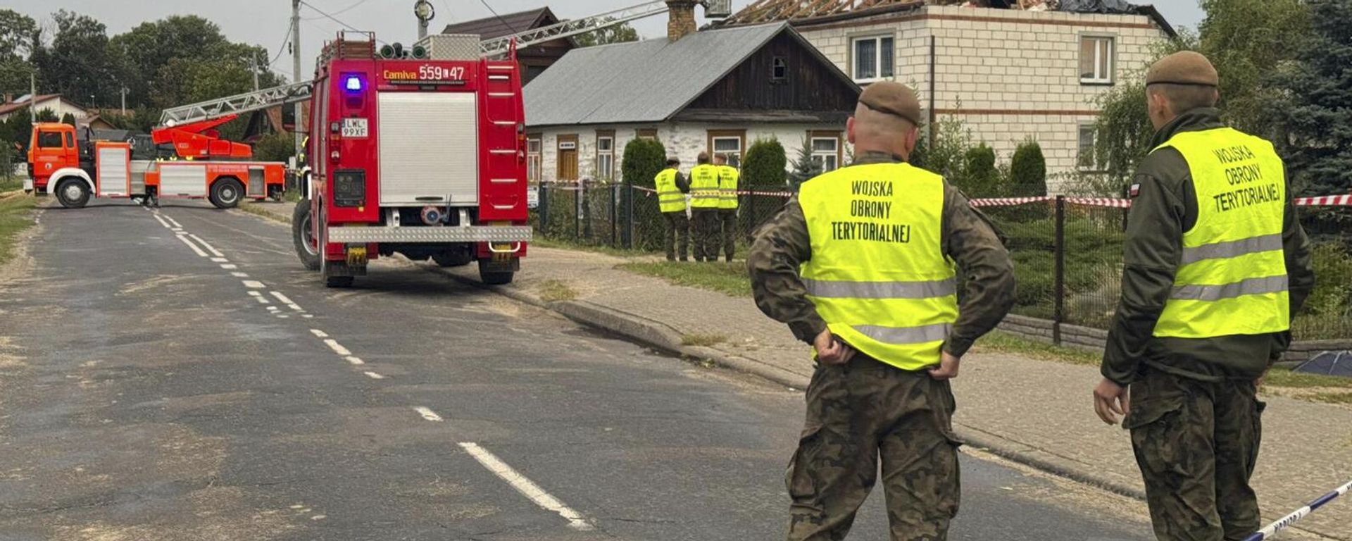 Firefighters and territorial defence officers stand close to the destroyed roof of a house after drones violated Polish airspace in Wyryki near Lublin, Poland, Thursday, Sept. 11, 2025.  - Sputnik International, 1920, 14.09.2025