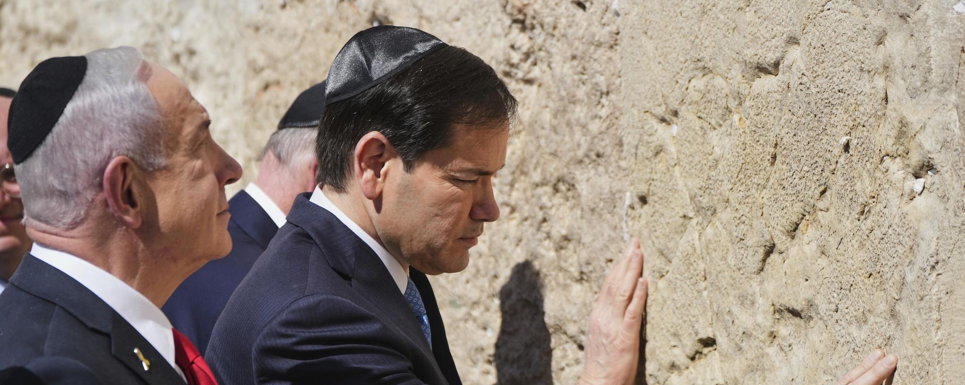 Israeli Prime Minister Benjamin Netanyahu, left, and U.S. Secretary of State Marco Rubio visit the Western Wall, the holiest site where Jews can pray, in the Old City of Jerusalem - Sputnik International, 1920, 14.09.2025