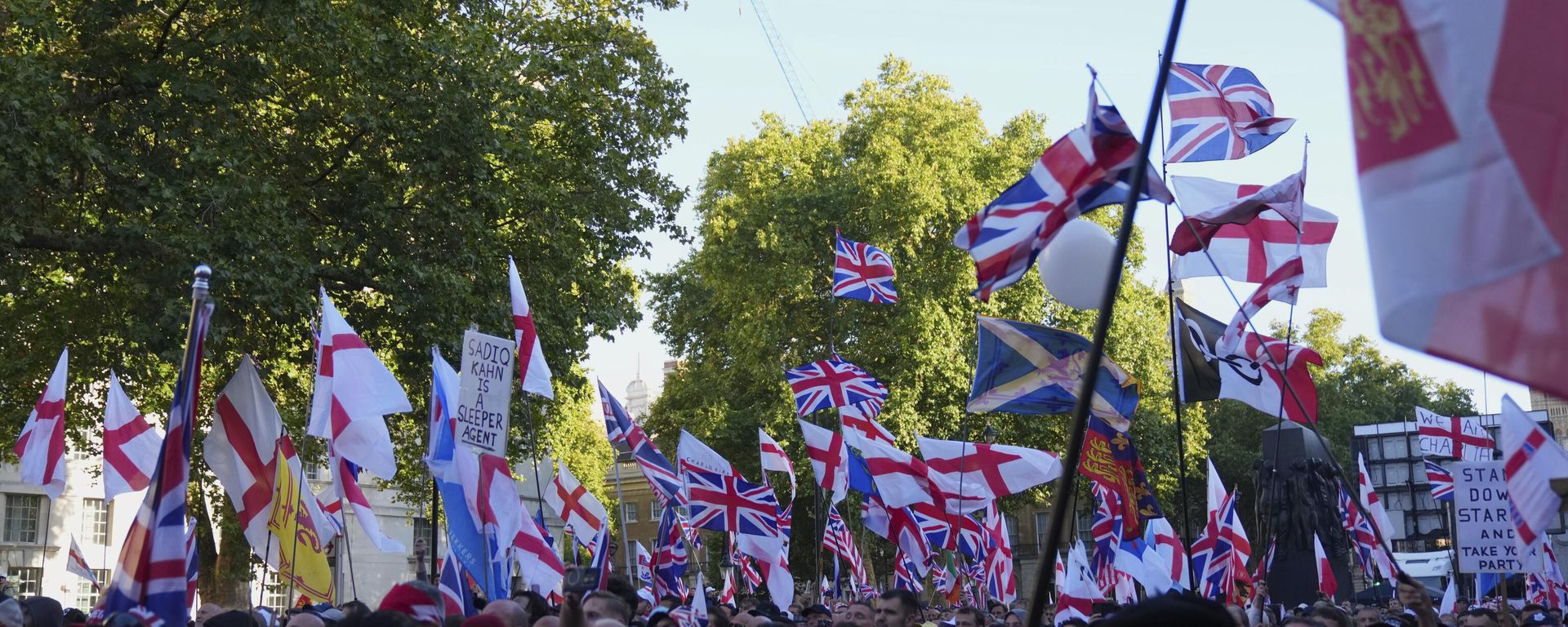 People demonstrate during the Tommy Robinson-led Unite the Kingdom march and rally, in London, Saturday Sept. 13, 2025. People demonstrate during the Tommy Robinson-led Unite the Kingdom march and rally, in London, Saturday Sept. 13, 2025. - Sputnik International, 1920, 14.09.2025