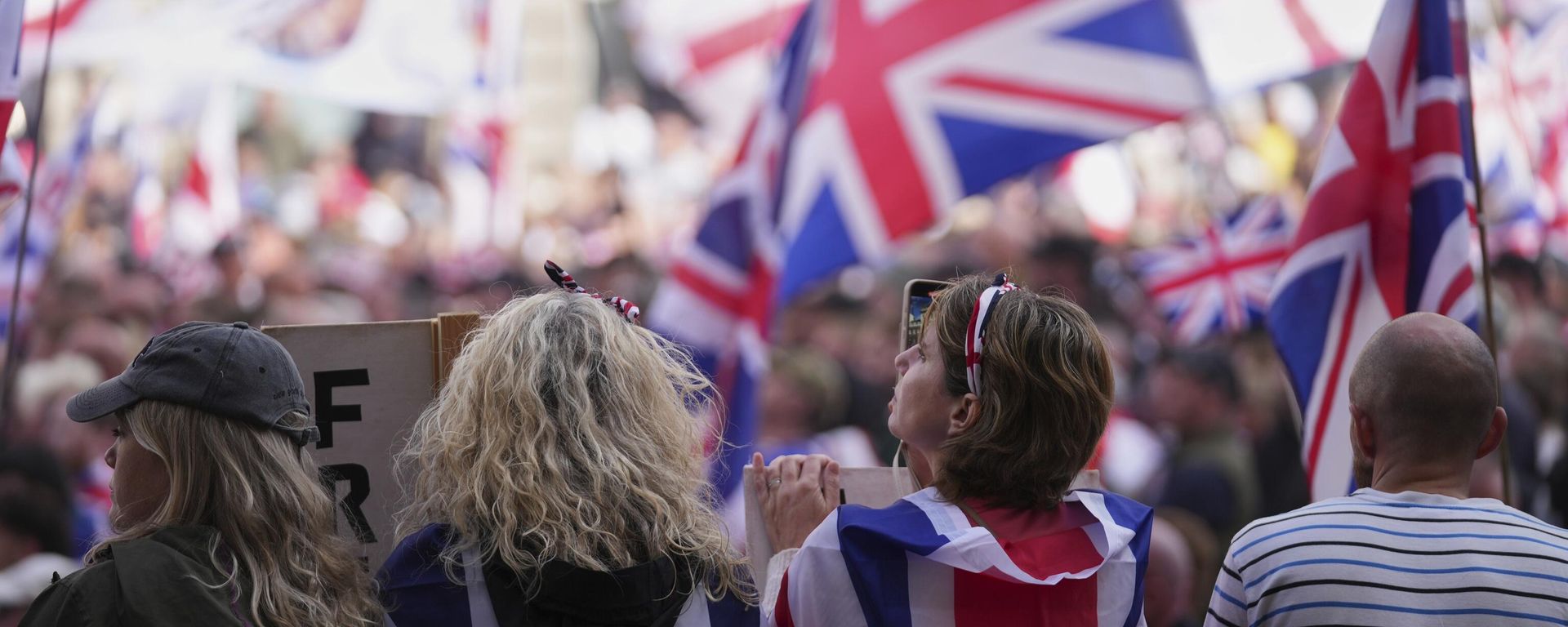 People demonstrate during the Tommy Robinson-led Unite the Kingdom march and rally, in London People demonstrate during the Tommy Robinson-led Unite the Kingdom march and rally, in London - Sputnik International, 1920, 14.09.2025